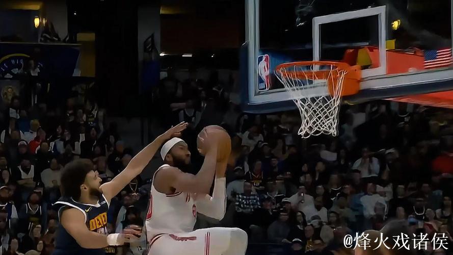 奥科吉底角发起突破,空中折叠闪躲过默里暴扣打成2+1 奥科吉底角发起突破,空中折叠闪躲过默里暴扣打成2+1