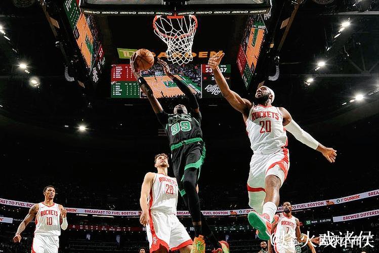 奥科吉底角发起突破,空中折叠闪躲过默里暴扣打成2+1 奥科吉底角发起突破,空中折叠闪躲过默里暴扣打成2+1