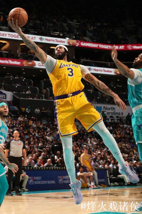 浓眉狂砍42+23詹皇贡献22+7+8 湖人击败黄蜂豪取4连胜