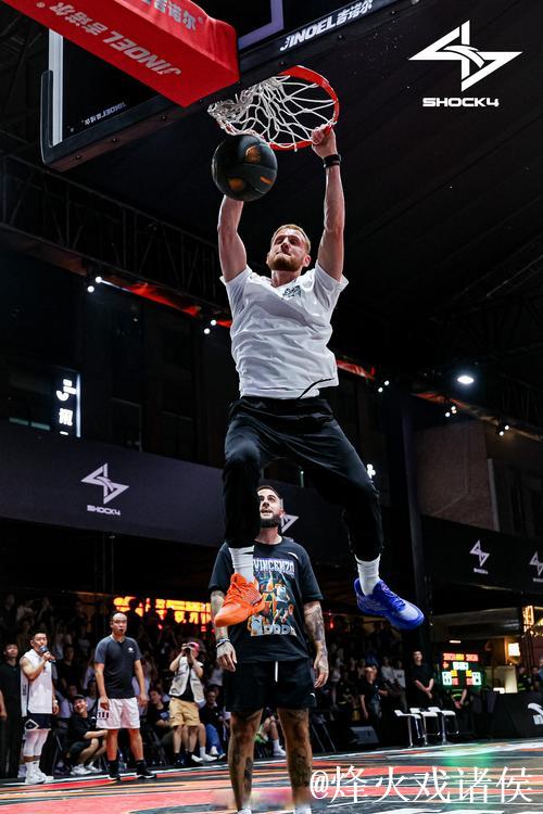 迪温琴佐11分7助攻亮眼发挥,三分精准助队大获全胜 迪温琴佐11分7助攻亮眼发挥,三分精准助队大获全胜